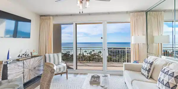 Image 3: Gorgeous updated condo!