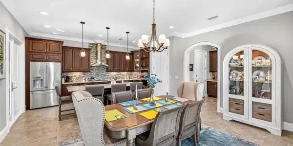Image 4: Dining/Kitchen