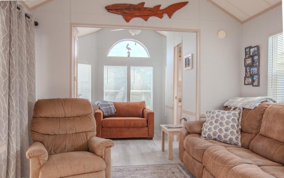 Image 4: Living Area