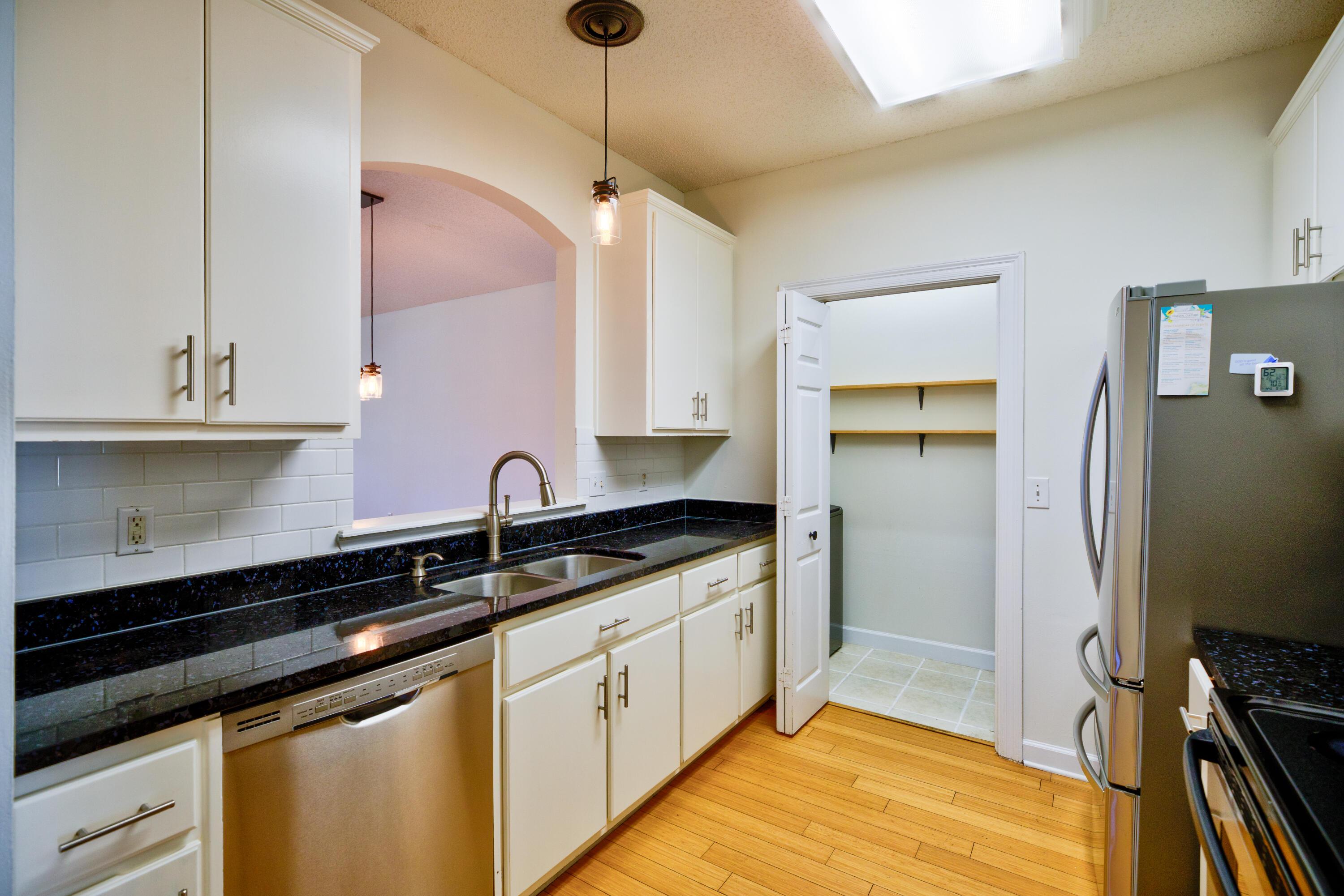 Image 4: Kitchen