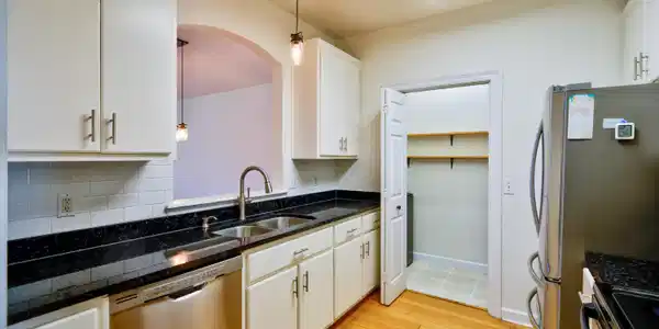 Image 4: Kitchen