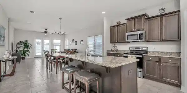 Image 4: Kitchen