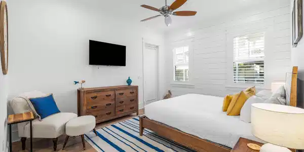 Image 4: Main Level Master Bedroom