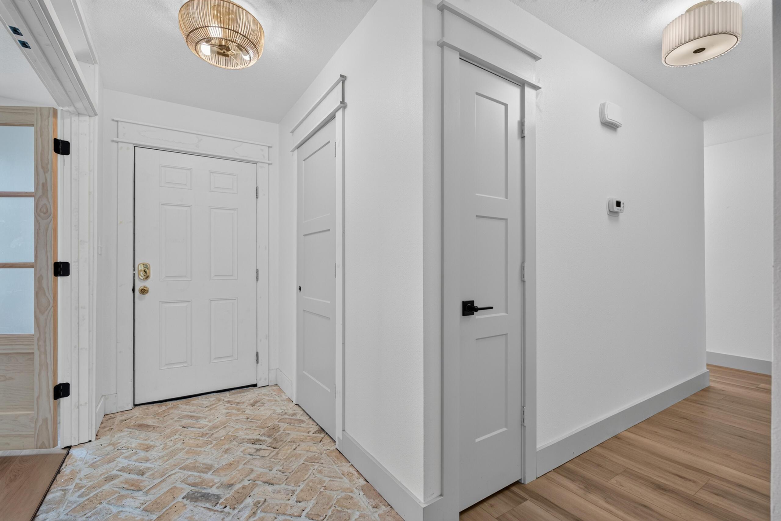 Image 4: Front entrance