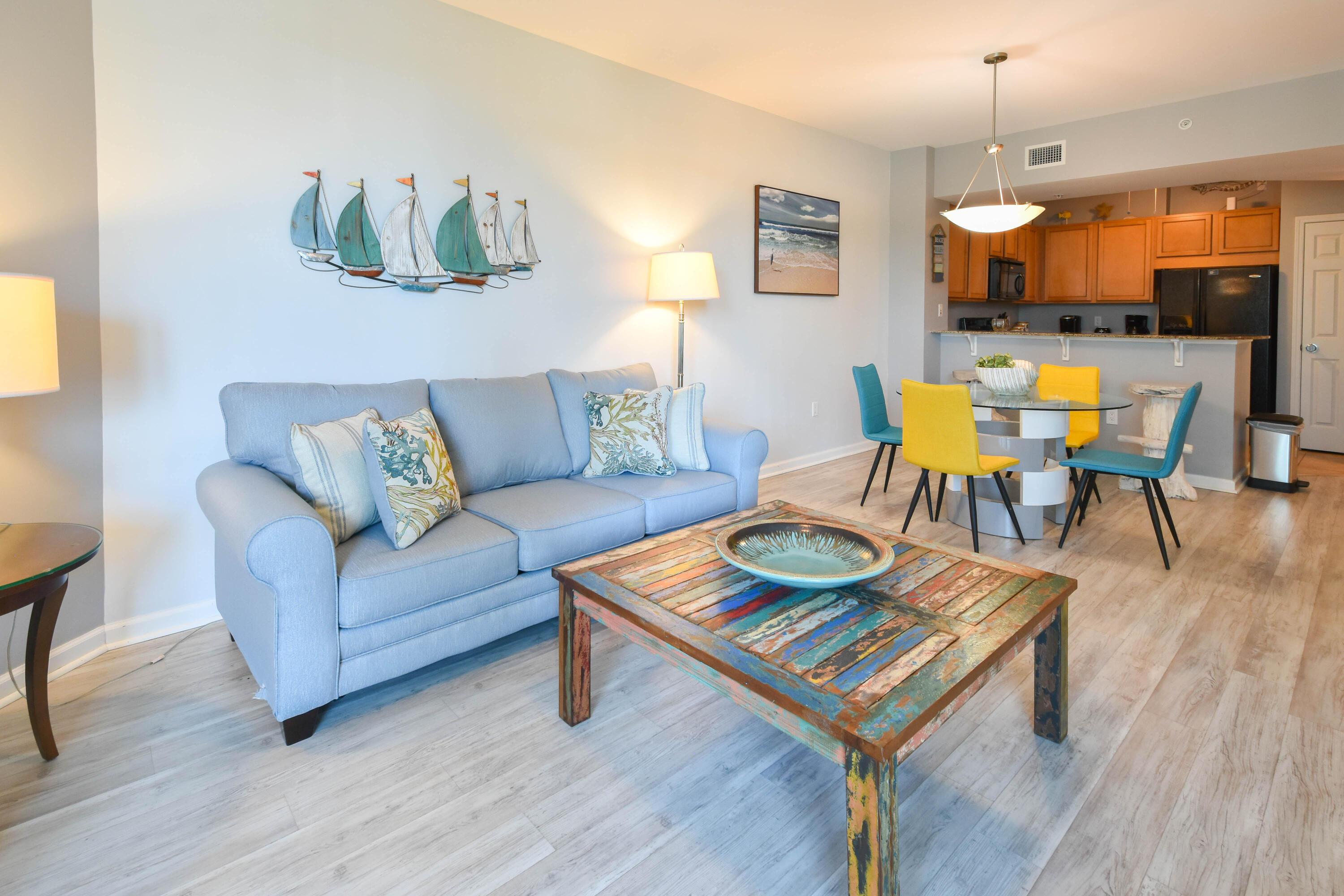 Image 4: 4 Palms 1309-Living Area