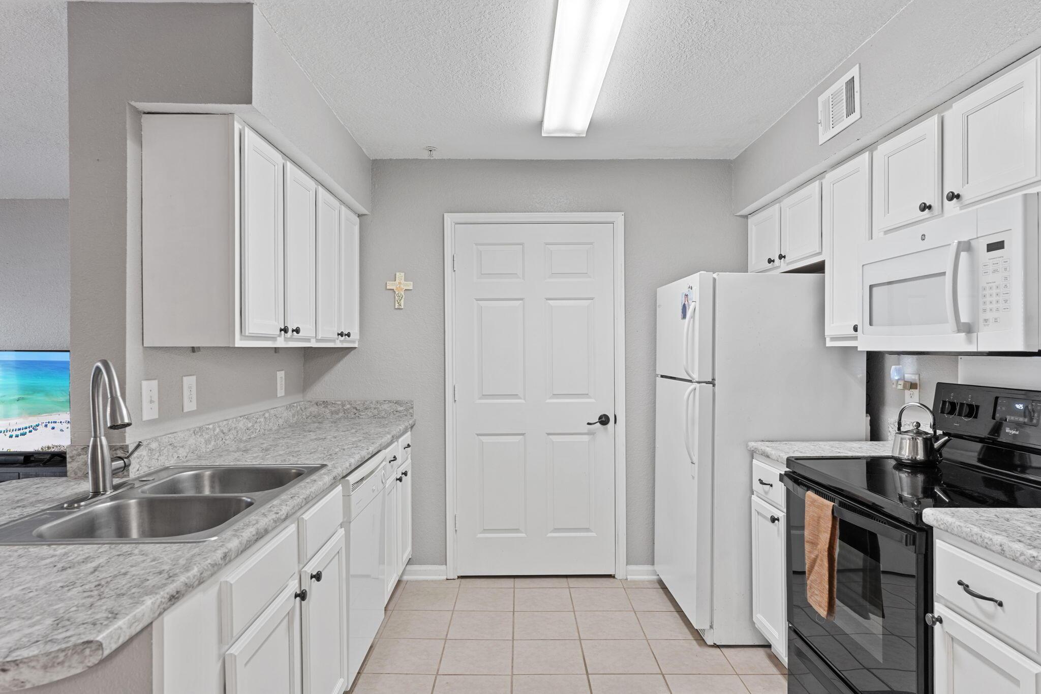 Image 4: Kitchen