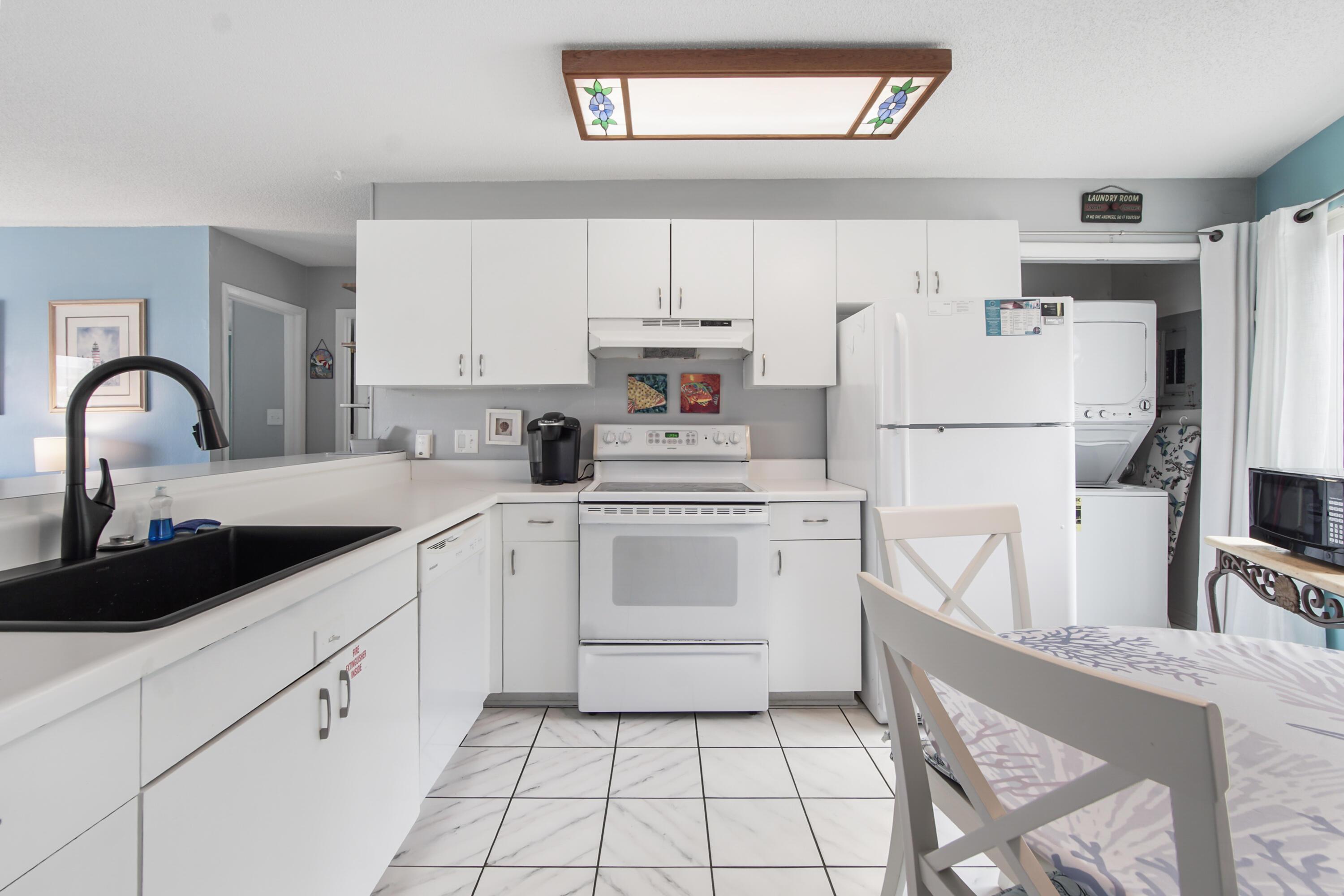 Image 4: Kitchen