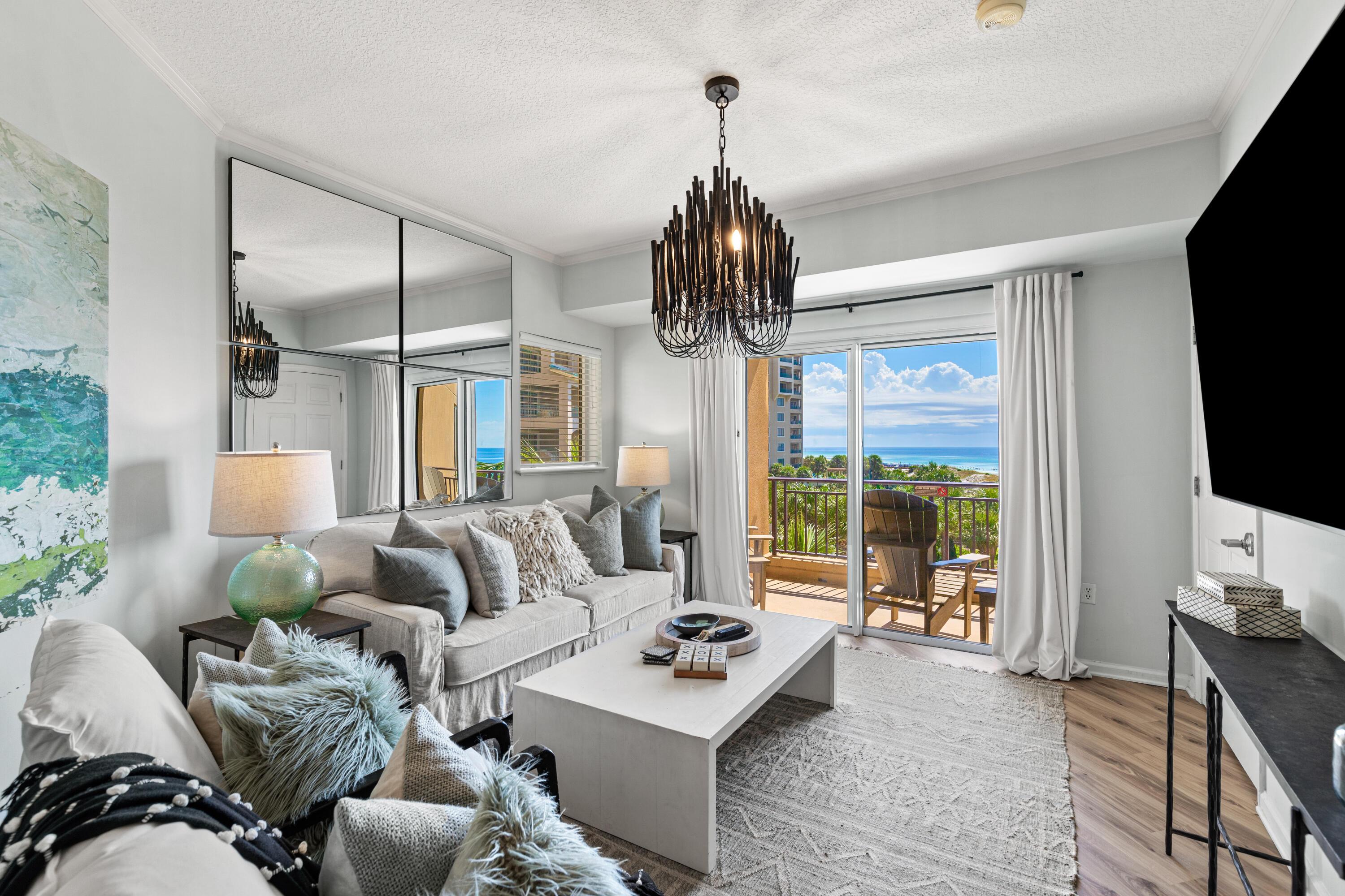 Image 4: Spacious living area