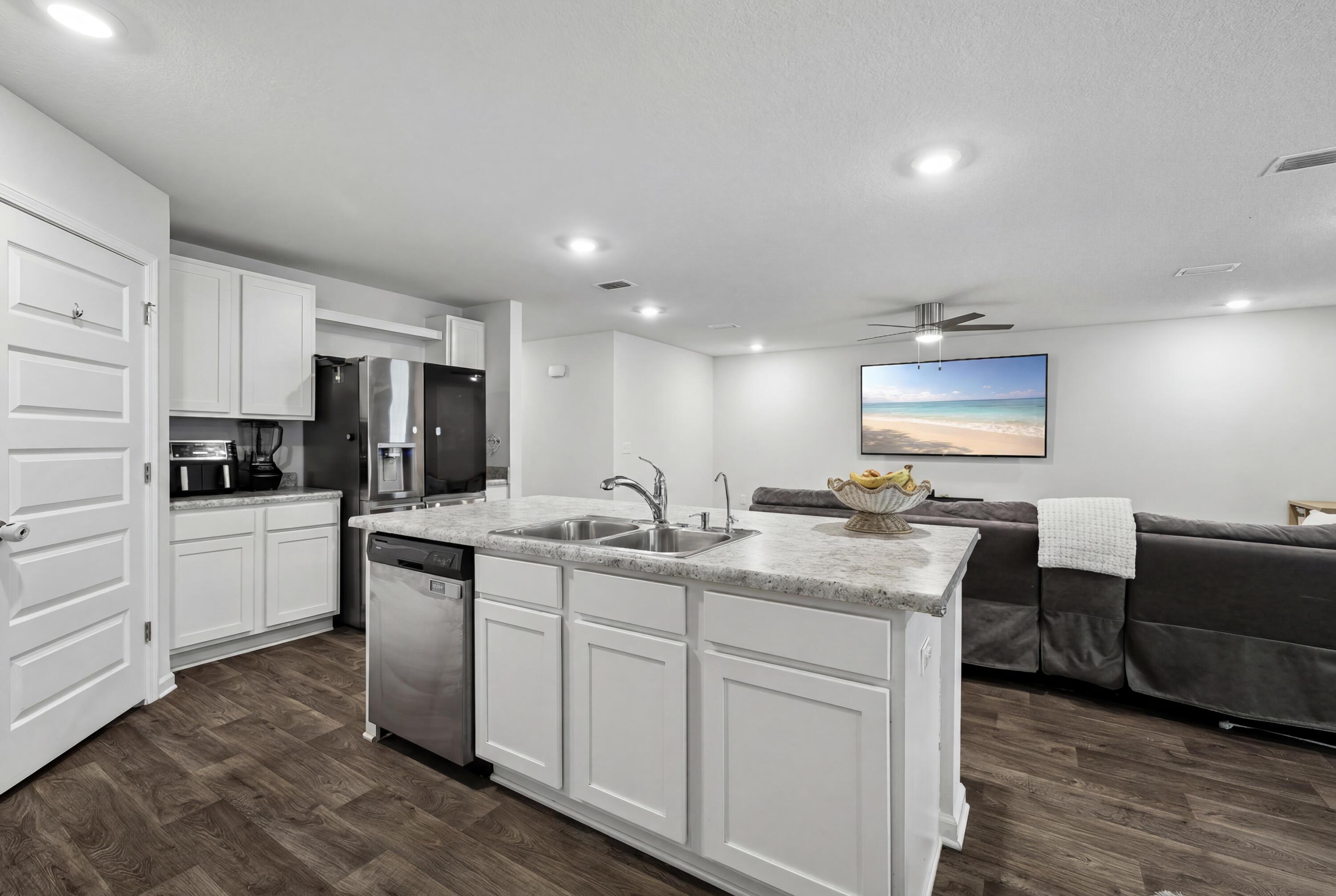 Image 4: Kitchen