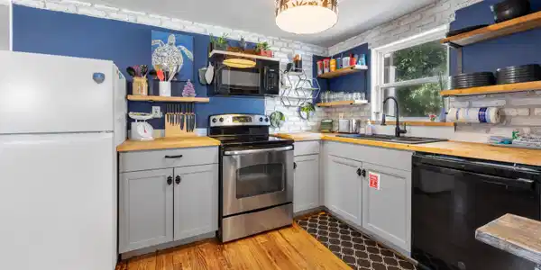 Image 4: Kitchen