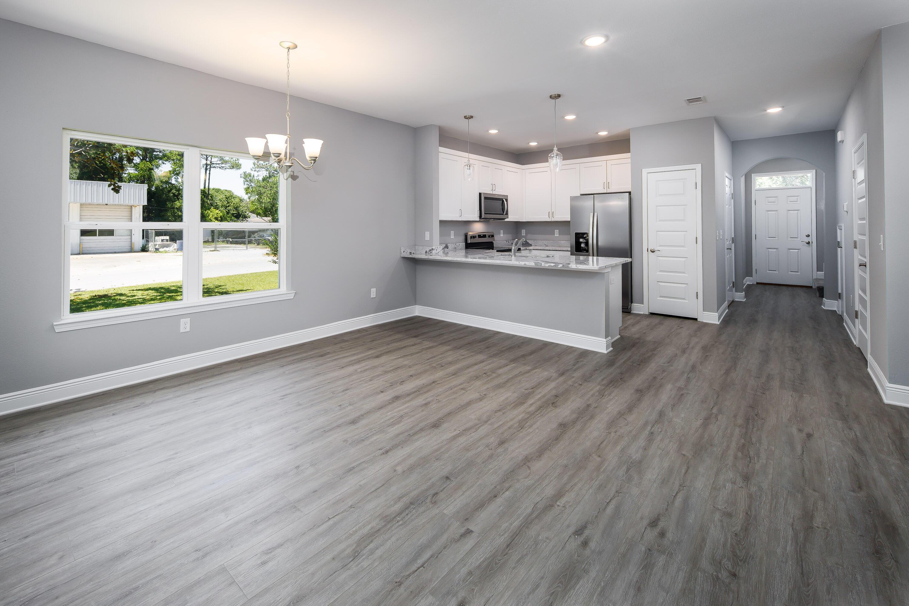 Image 4: Living Room/ Kitchen