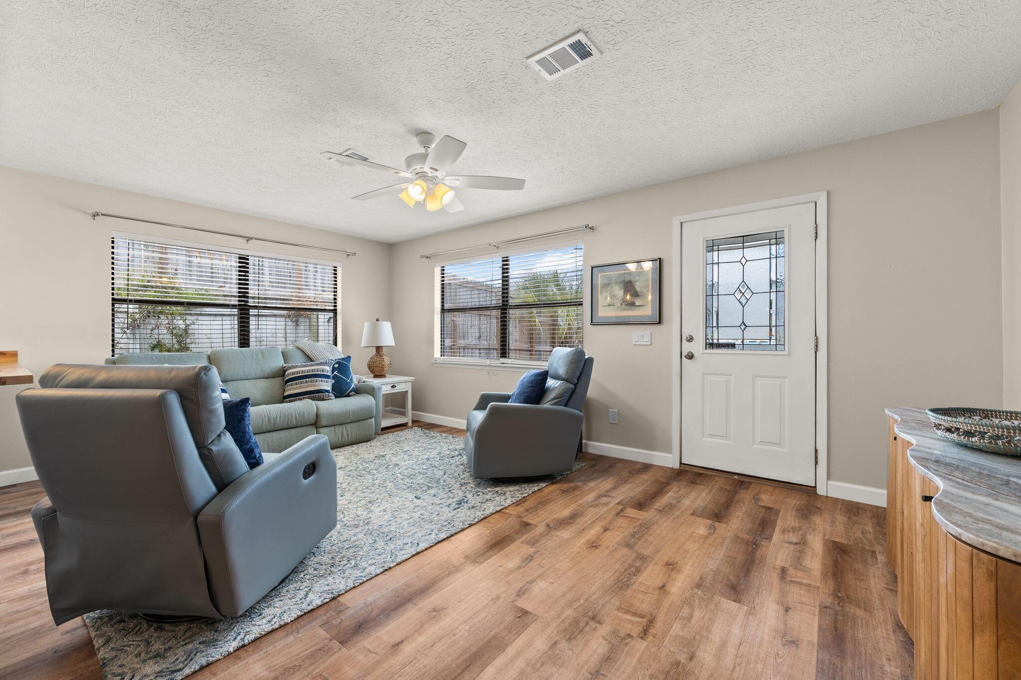 Image 3: 3-web-or-mls-PANHANDLE - 423 KELLY ST -