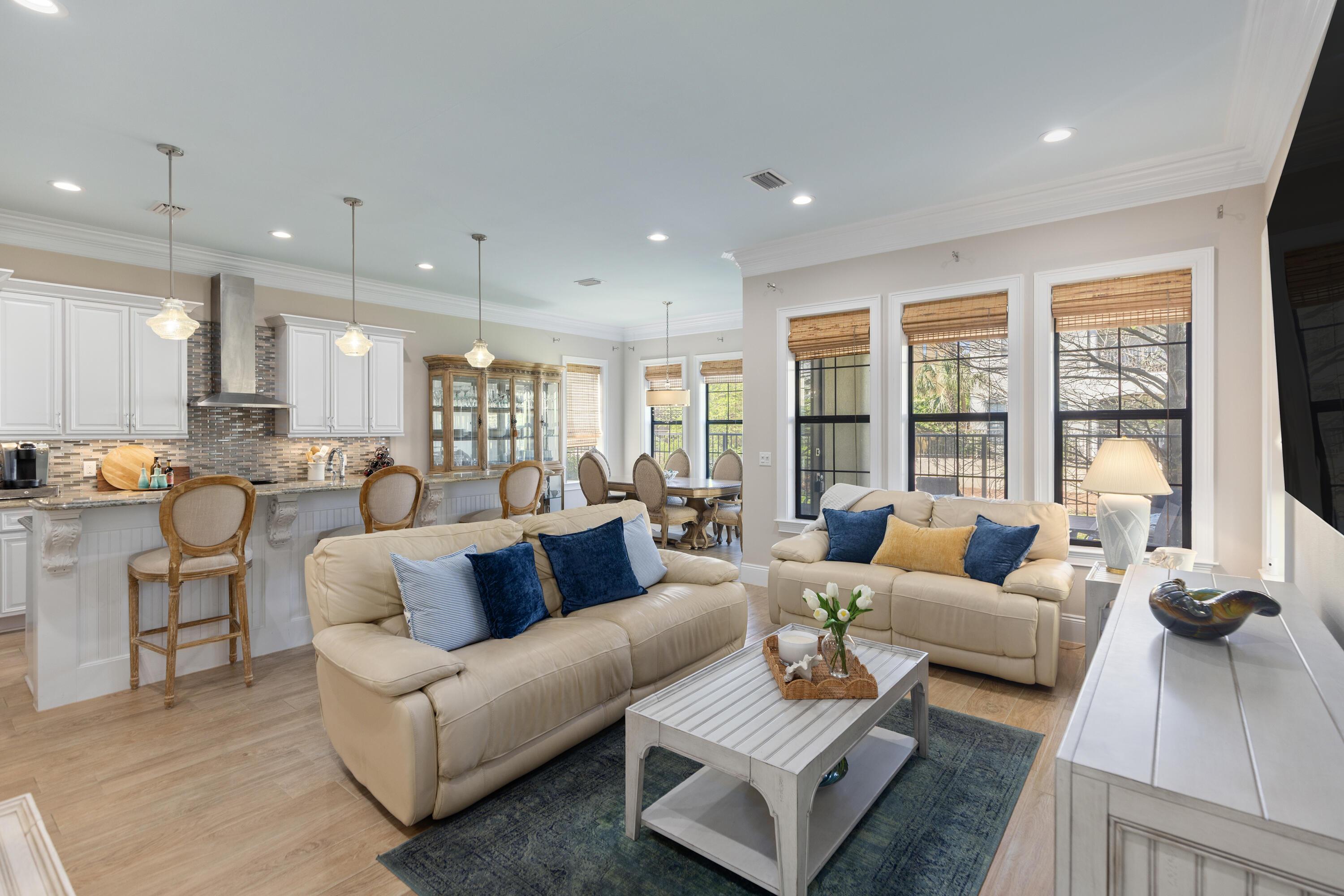 Image 4: Living Area