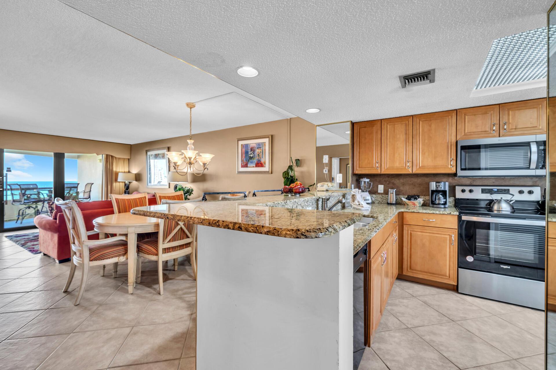 Image 4: Edgewater 708 (23)