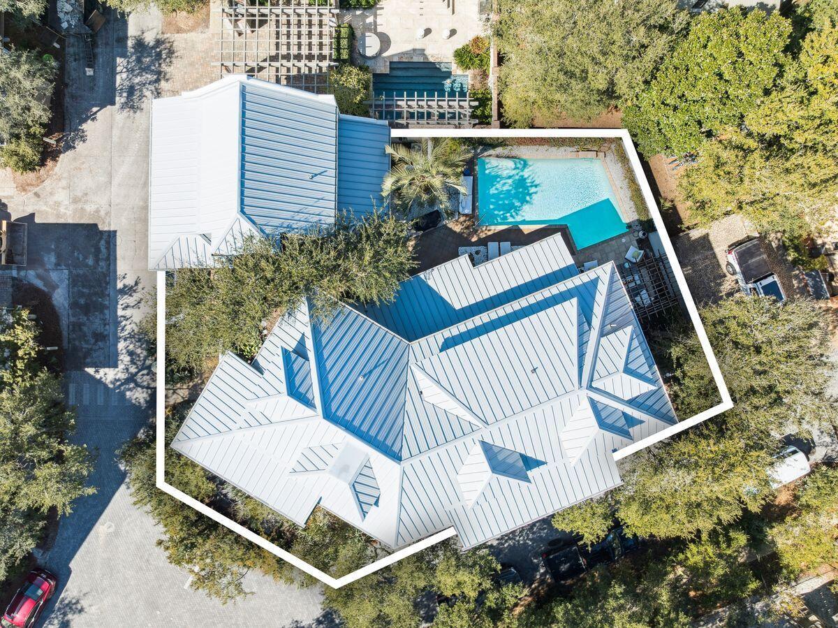 Image 1: Estate Size Private Lot