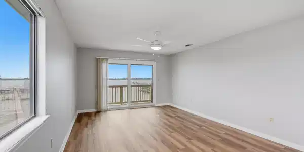 Image 4: Living Area