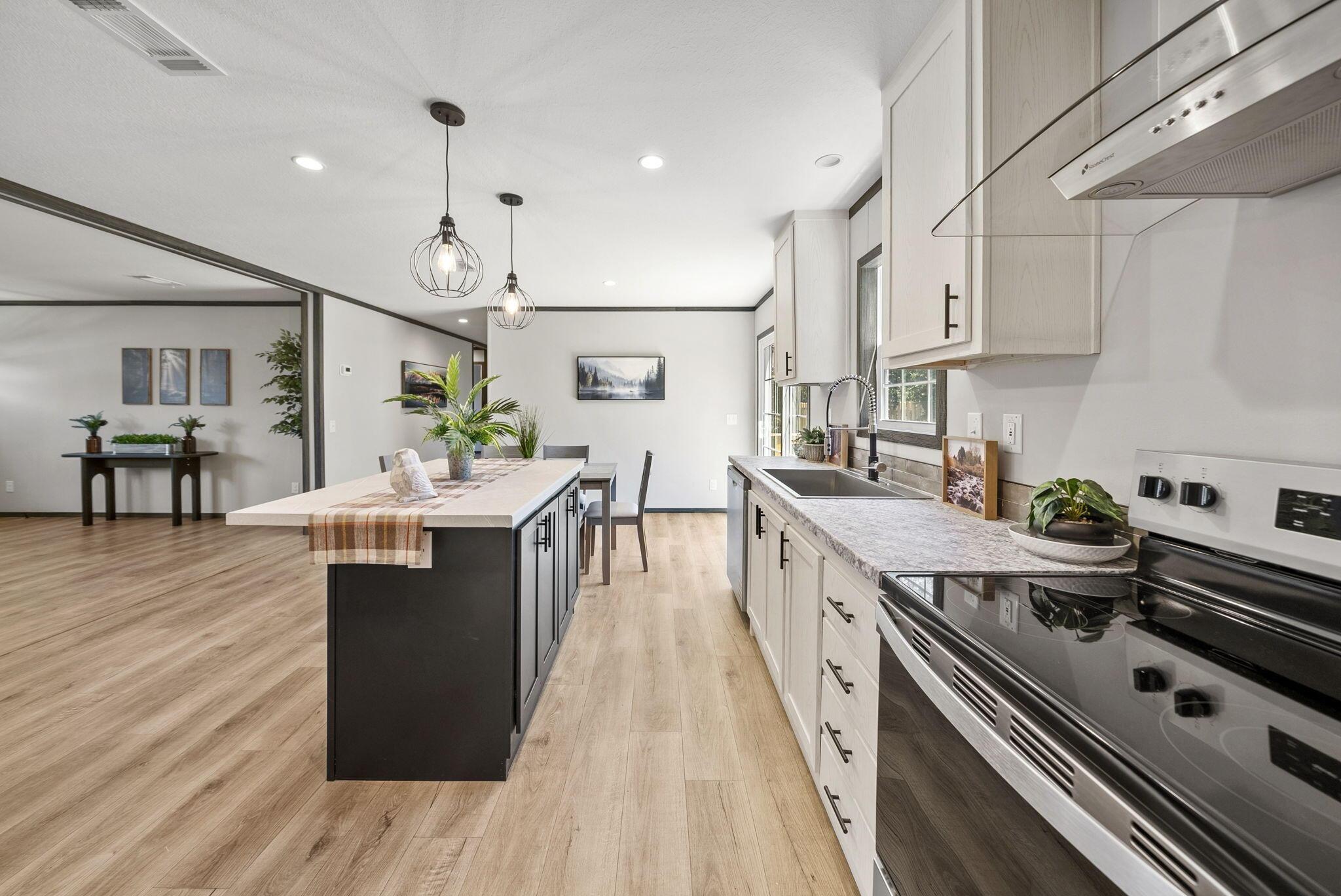 Image 3: Kitchen