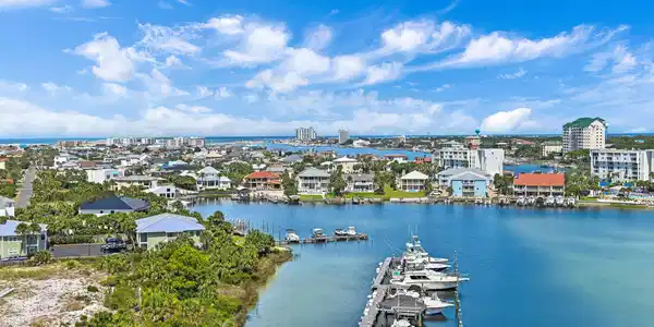 Image 3: 801a Harbor Landing_23_web
