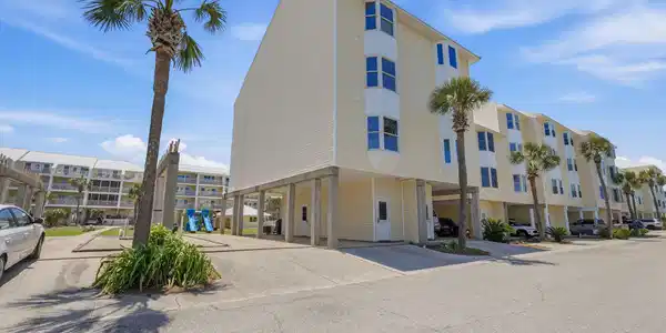 Image 2: 622 sea clf dr - awp media - 001