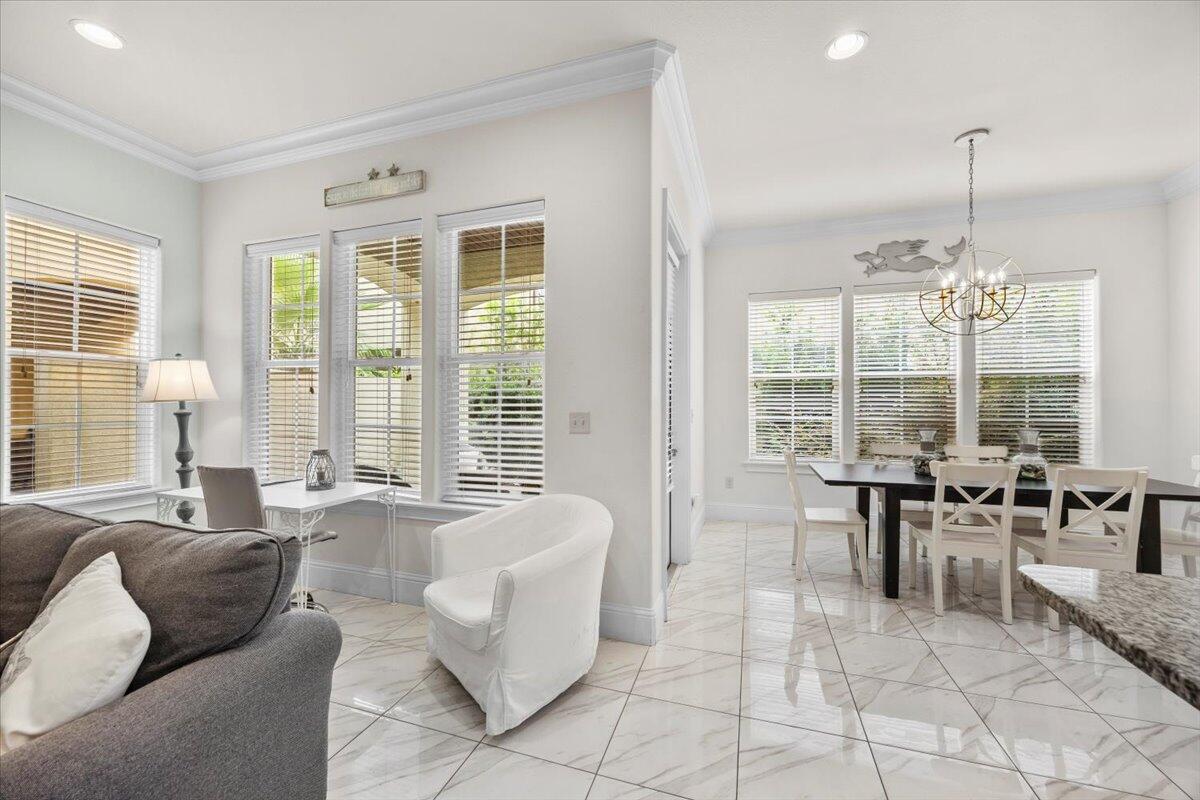 Image 2: KITCHEN 4 18-1V3A9736