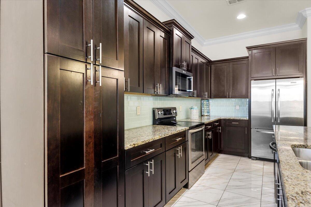 Image 3: KITCHEN 5 19-1V3A9742