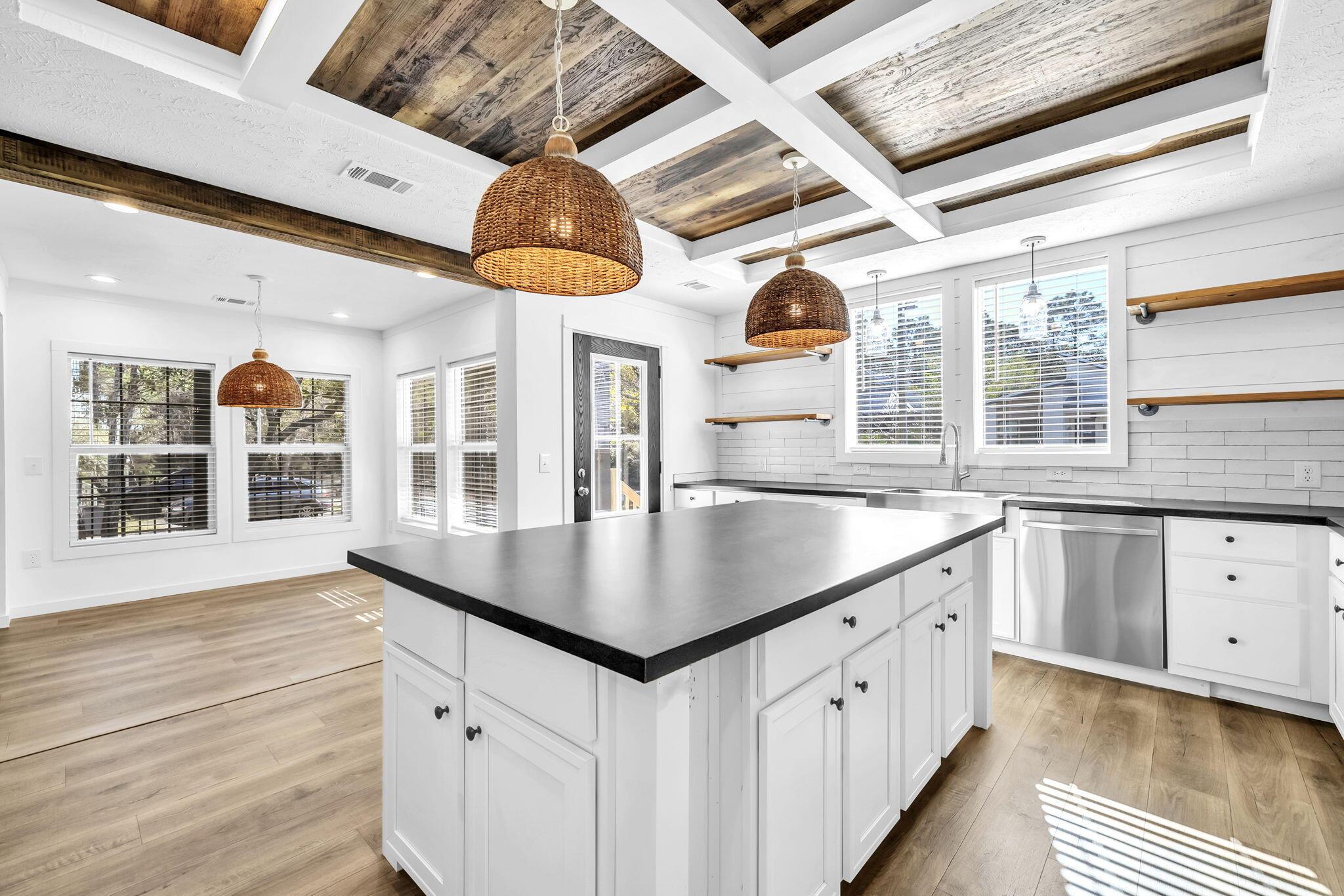 Image 3: Eat in kitchen
