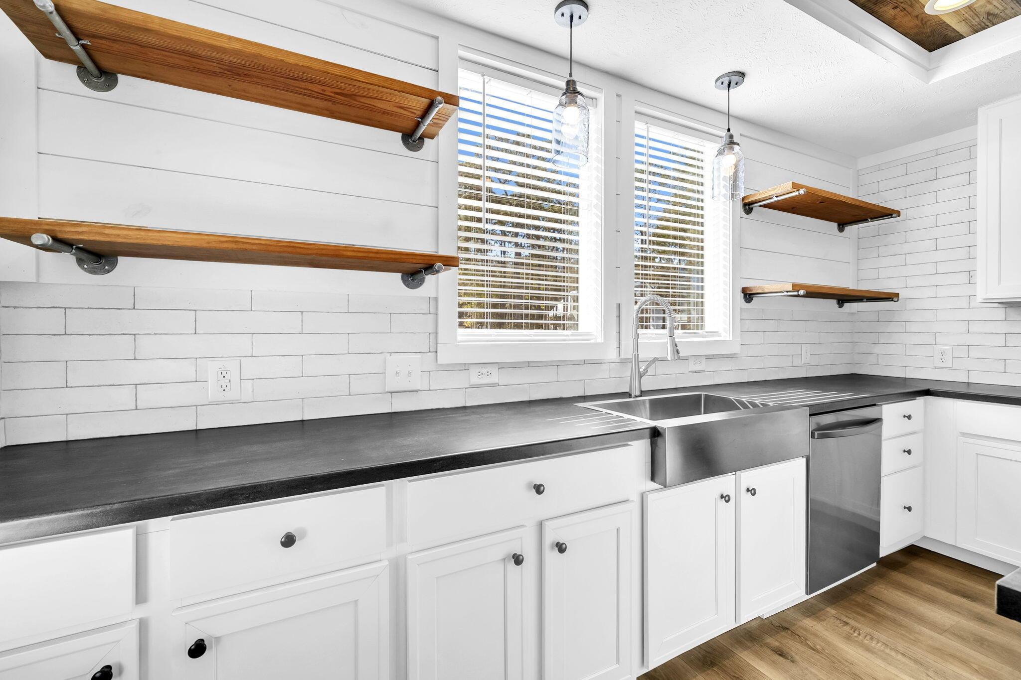 Image 4: Farmhouse sink