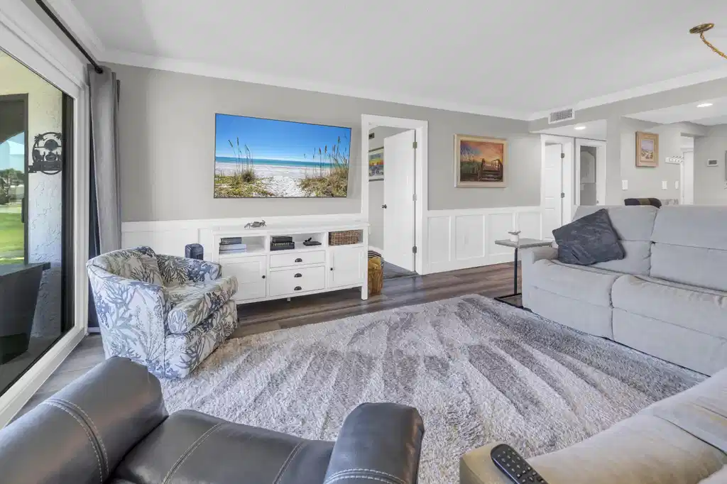 Image 1: Edgewater 1204 -Living room