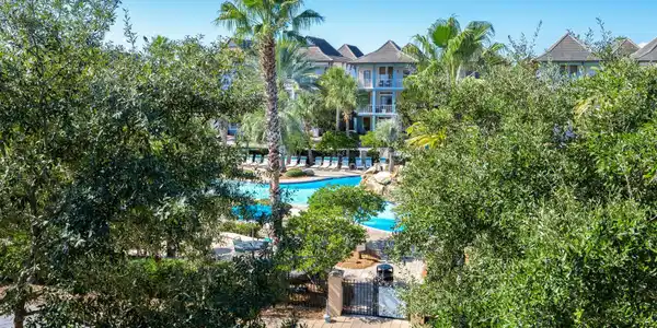 Image 4: POOLSIDE PARADISE