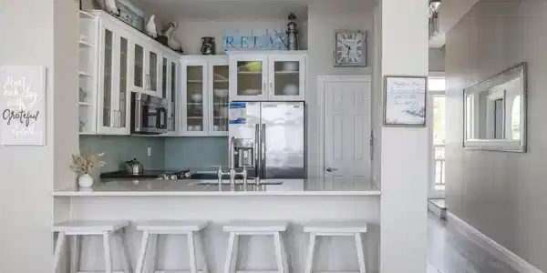 Image 2: Image #2 | Bright coastal kitchen with b