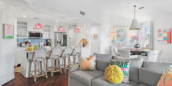 34 N Barrett Square