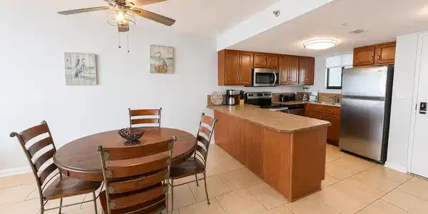Image 4: Dine in kitchen Sundestin