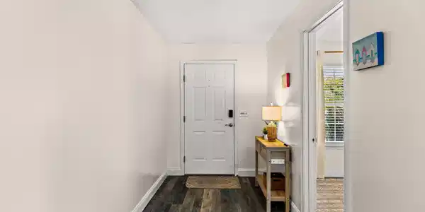 Image 4: Foyer
