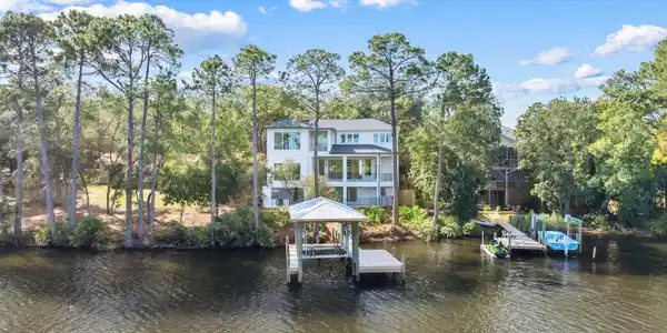 672 N Walton Lakeshore Drive