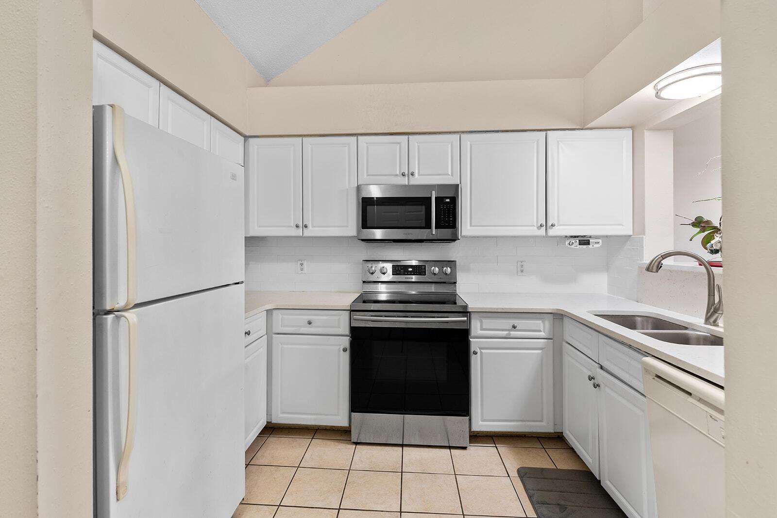 Image 4: Kitchen Entry
