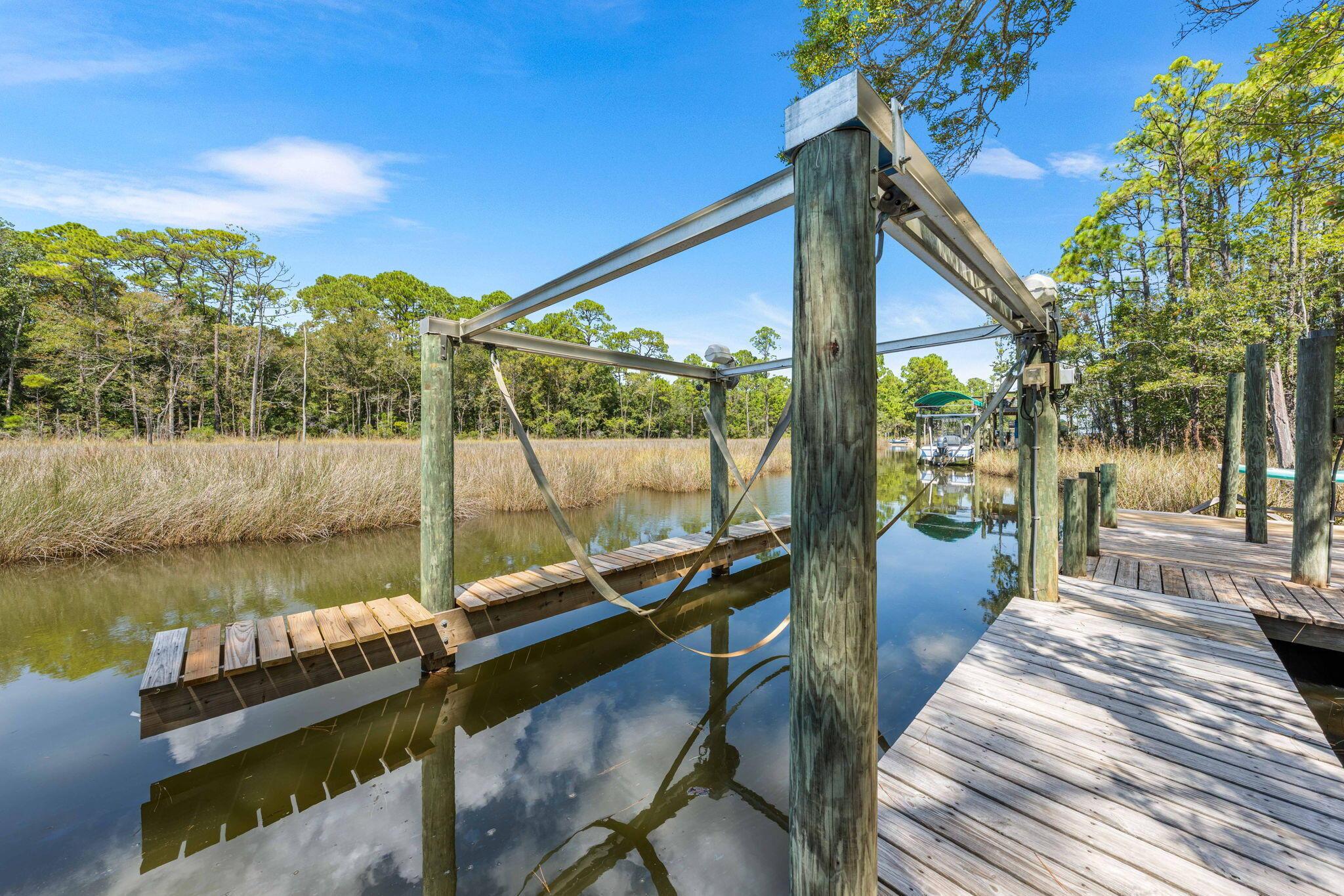 Image 2: Boat Lift