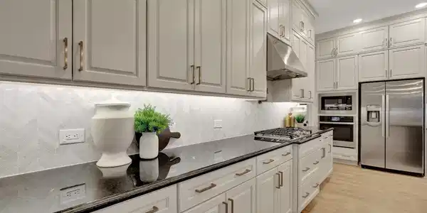 Image 3: lrg_cwsh_julia_island-kitchen-2