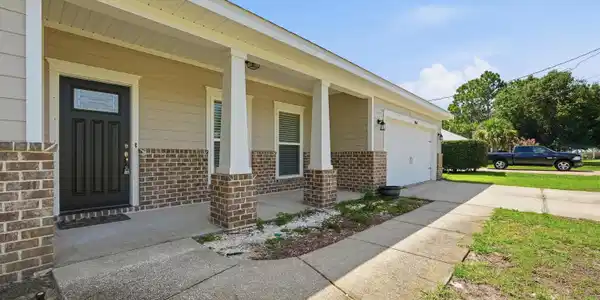 Image 3: Covered Front Porch
