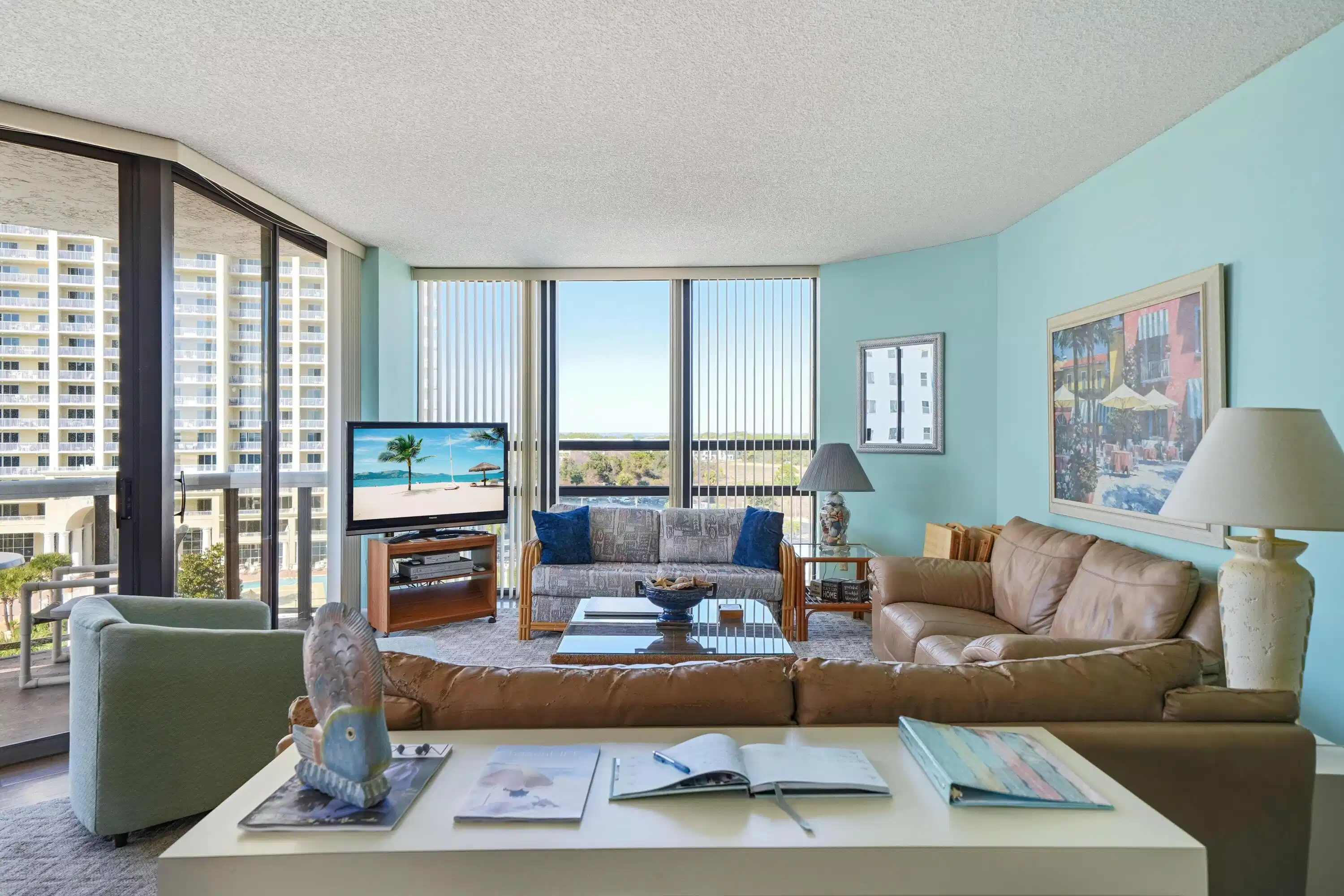 Image 1: SURFSIDE 512 LIVING AREA