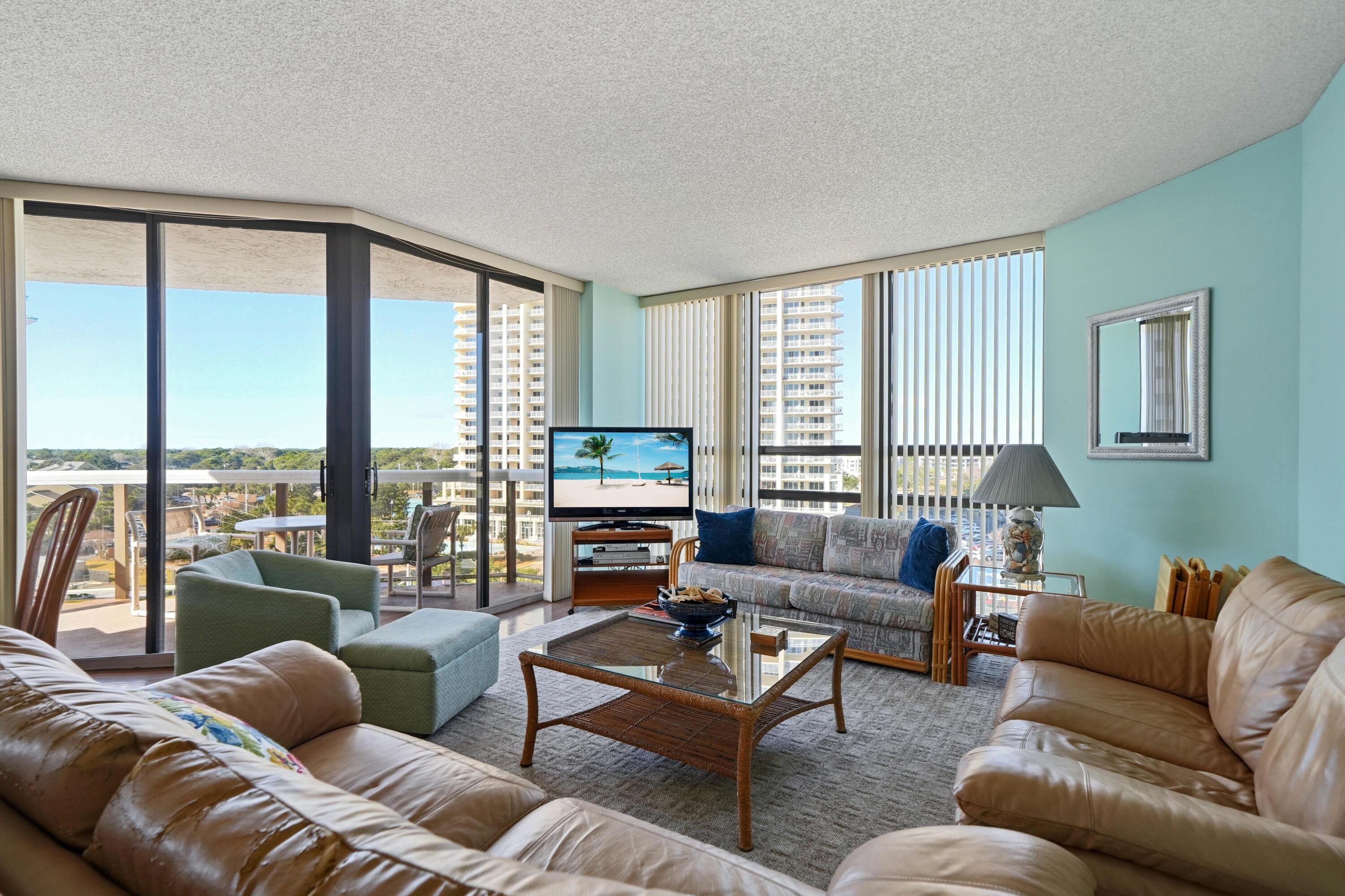 Image 2: SURFSIDE 512 LIVING AREA 2