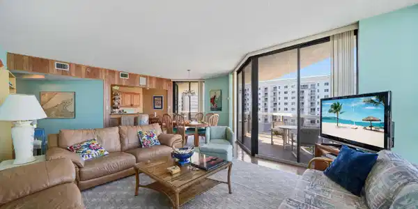 Image 3: SURFSIDE 512 LIVING 3