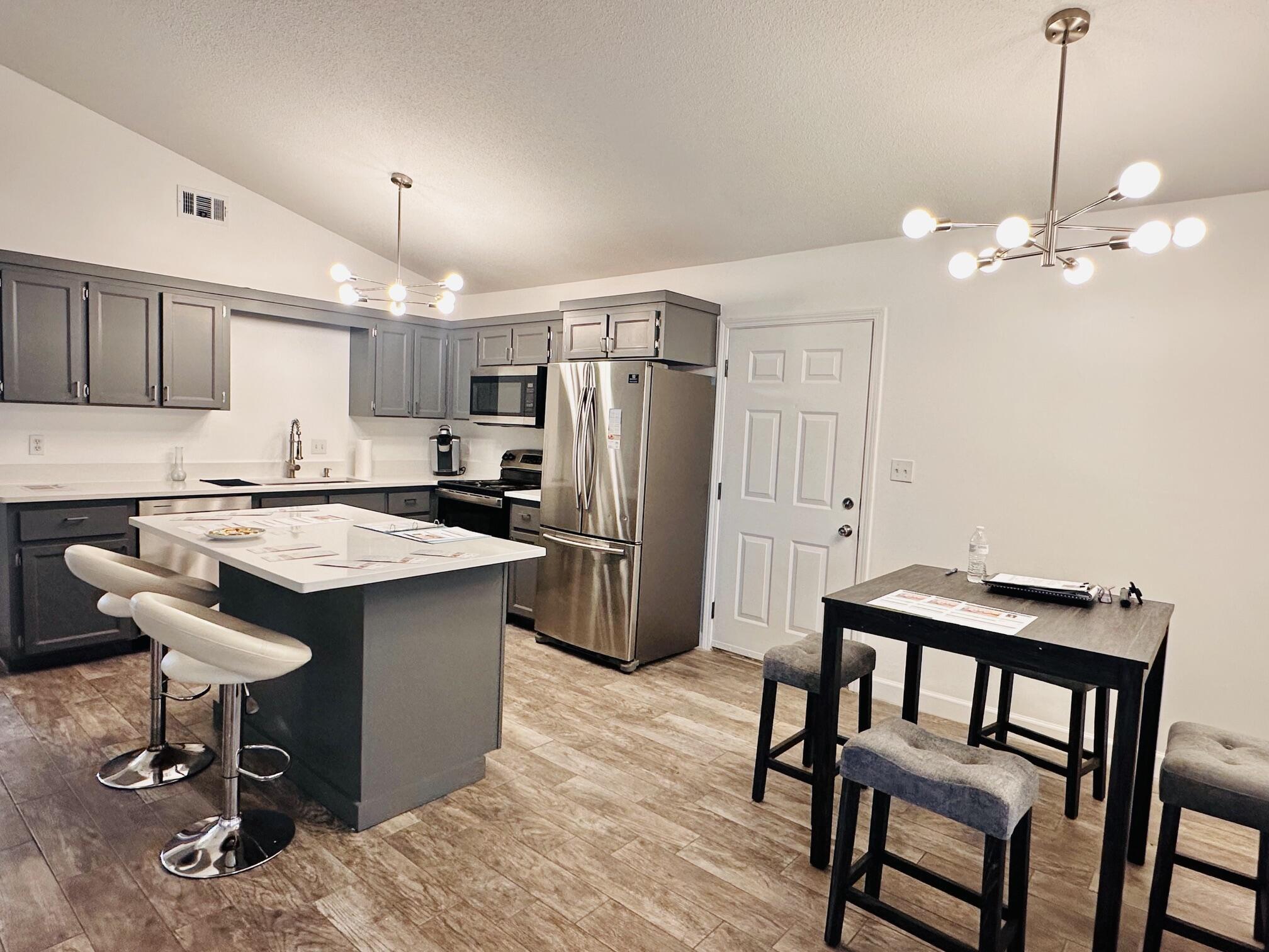 Image 3: kitchen / dining