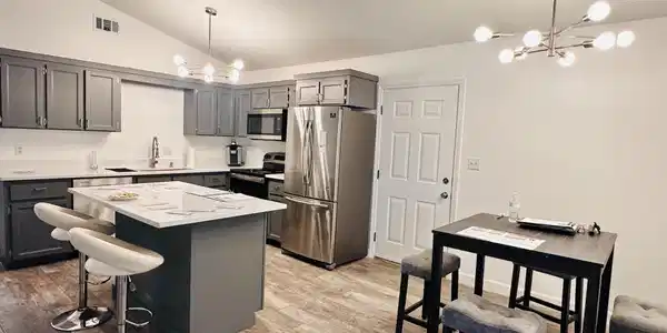 Image 3: kitchen / dining