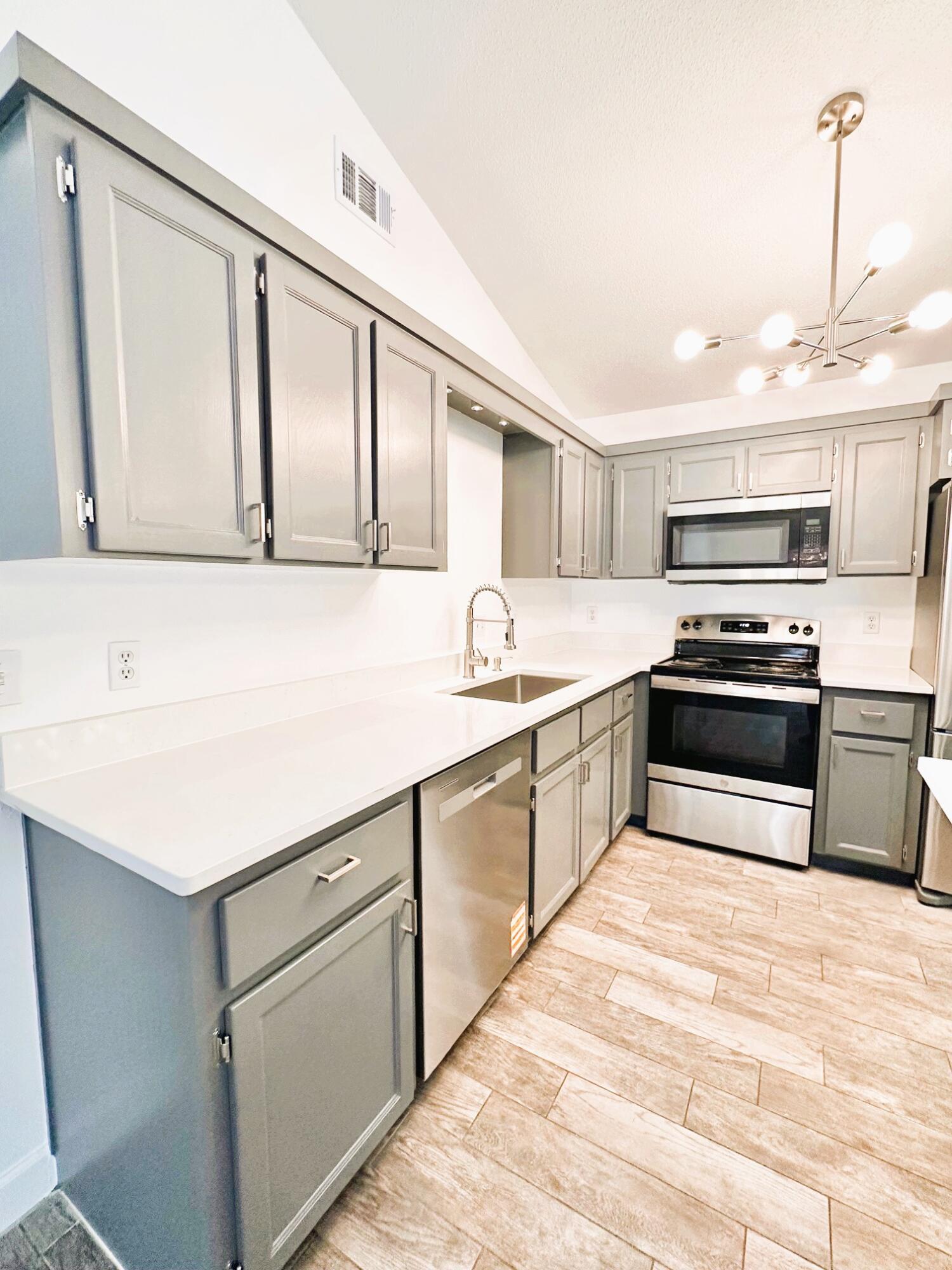 Image 4: kitchen