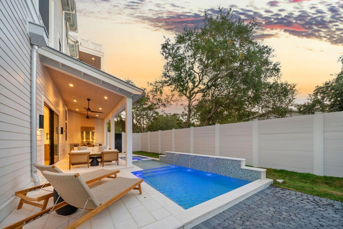 Image 1: Private Pool & Spa