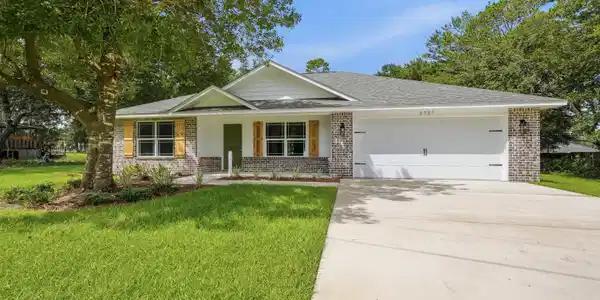 Image 4: Front yard