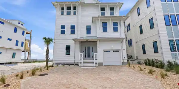 Image 3: 5931 Gulf Drive