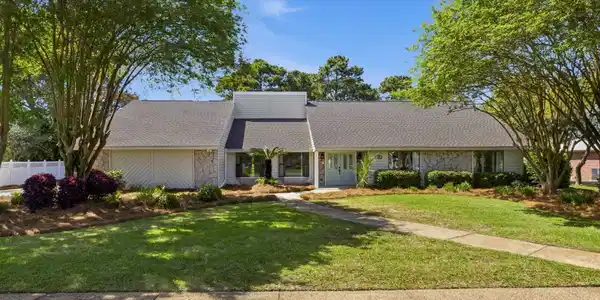 47 Country Club Dr E