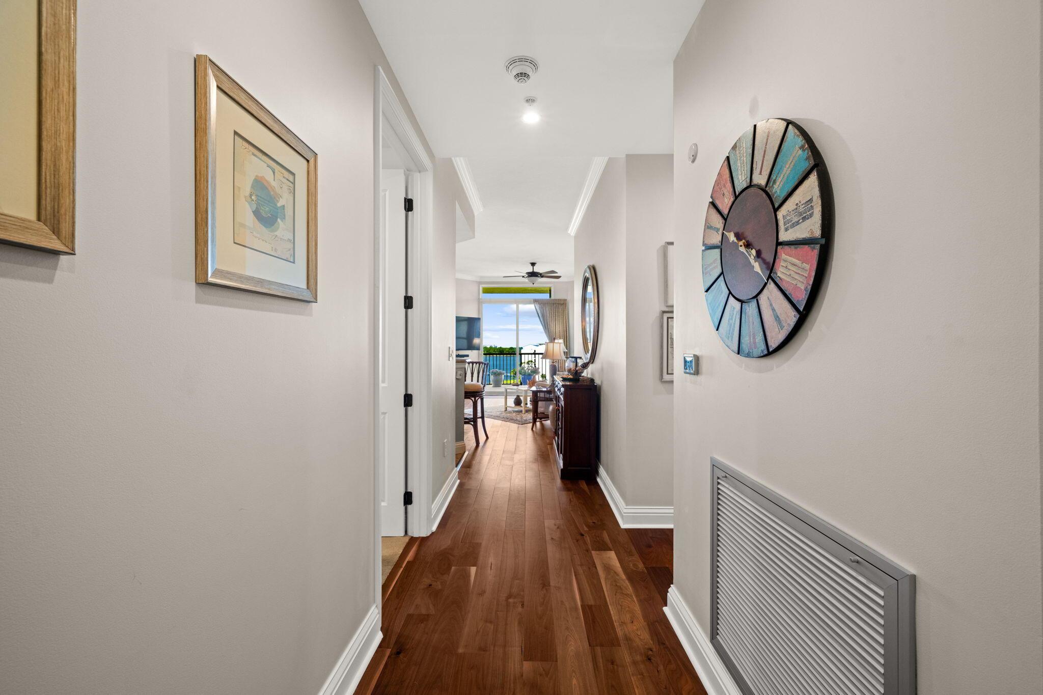 Image 4: 080-Foyer Hallway