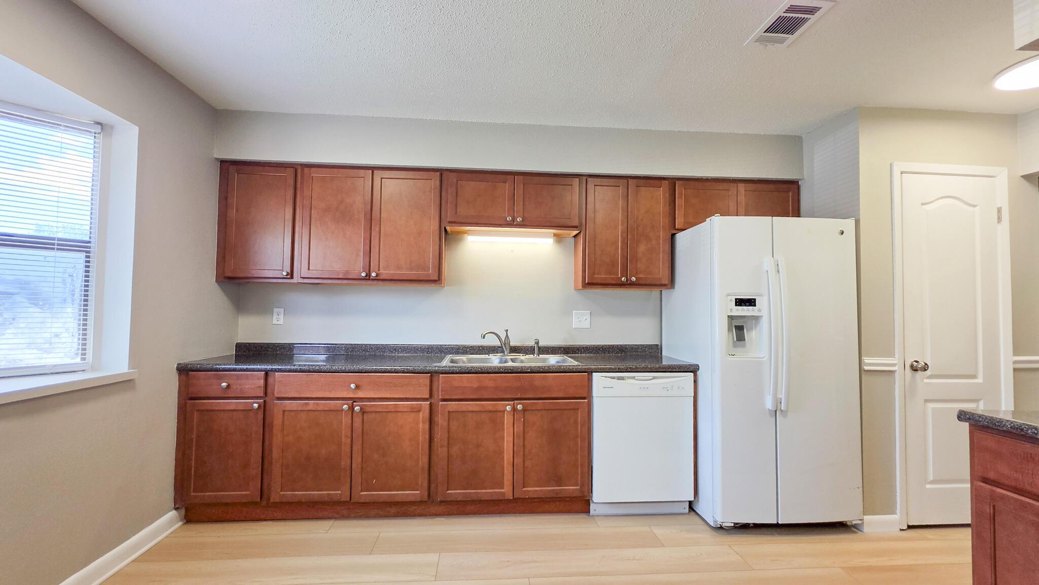 Image 2: Kitchen